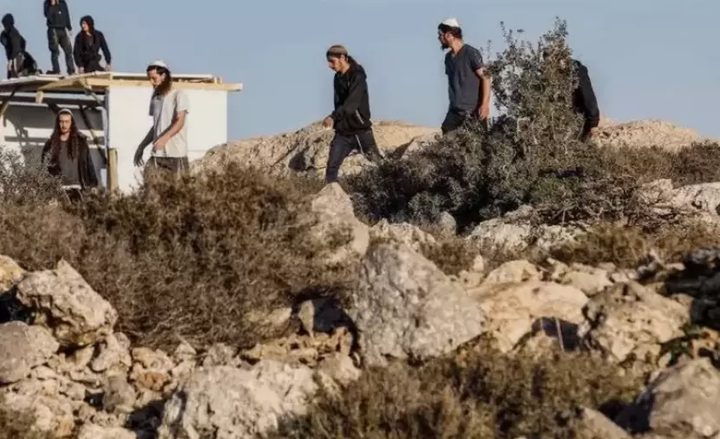 مستوطنون يعتدون على خط ناقل للمياه شرق طوباس