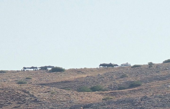 الاحتلال والمستوطنون يقيمون معرشات شرق طوباس
