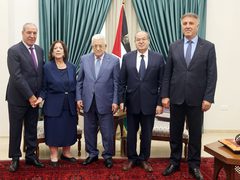 الرئيس يقلد عائلة القائد الوطني الراحل أحمد عبد الرحمن "نجمة يبوس"