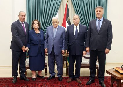 الرئيس يقلد عائلة القائد الوطني الراحل أحمد عبد الرحمن "نجمة يبوس"