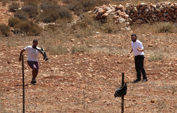 مستوطنون يسيجون أراضي في الأغوار الشمالية