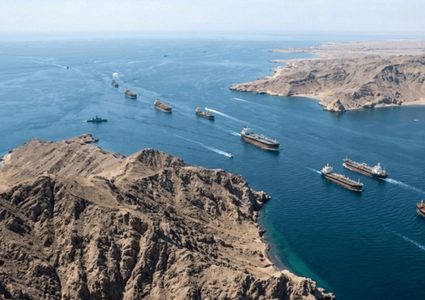 أكسيوس: واشنطن وطهران تقتربان من اتفاق مؤقت لإعادة فتح مضيق هرمز