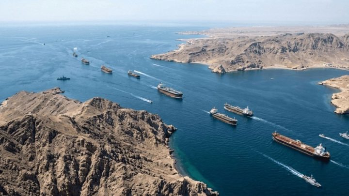 أكسيوس: واشنطن وطهران تقتربان من اتفاق مؤقت لإعادة فتح مضيق هرمز