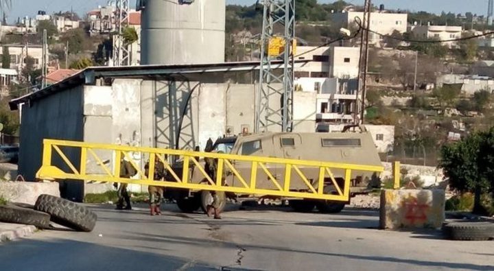 الاحتلال ينصب حاجزًا عسكريًا على مدخل بلدة دير عمار غرب رام الله