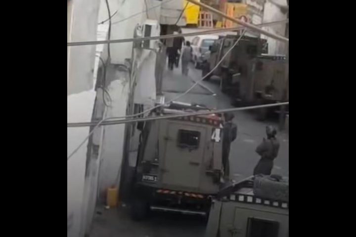 اقتحام واسع لقوات الاحتلال في مخيم قلنديا وكفر عقب وسط اعتقالات وتخريب