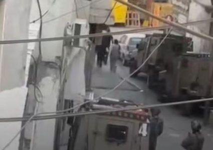 اقتحام واسع لقوات الاحتلال في مخيم قلنديا وكفر عقب وسط اعتقالات وتخريب