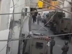 اقتحام واسع لقوات الاحتلال في مخيم قلنديا وكفر عقب وسط اعتقالات وتخريب