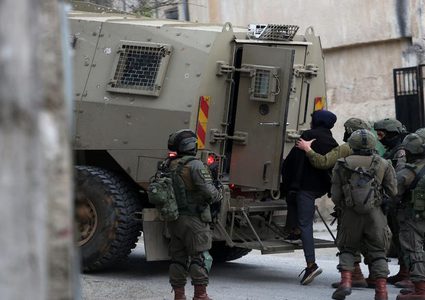 القدس: الاحتلال يعتقل مواطنة ويعتدي على أفراد عائلتها في مخيم قلنديا