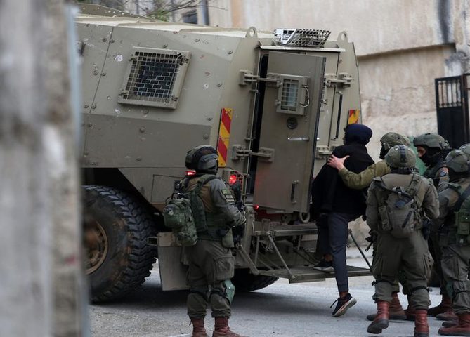 القدس: الاحتلال يعتقل مواطنة ويعتدي على أفراد عائلتها في مخيم قلنديا