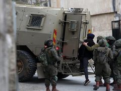 القدس: الاحتلال يعتقل مواطنة ويعتدي على أفراد عائلتها في مخيم قلنديا