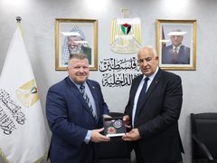 باسم الرئيس: وزير الداخلية يمنح العميد جيسون لانجليه ميدالية الخدمة الممتازة