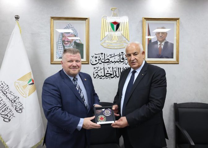 باسم الرئيس: وزير الداخلية يمنح العميد جيسون لانجليه ميدالية الخدمة الممتازة