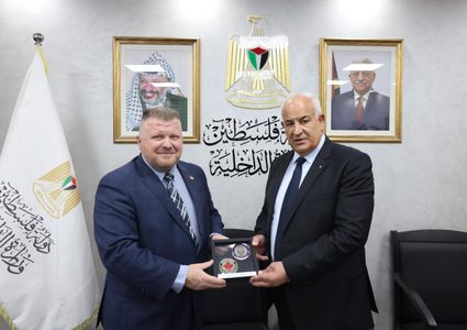 باسم الرئيس: وزير الداخلية يمنح العميد جيسون لانجليه ميدالية الخدمة الممتازة