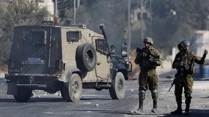 الاحتلال يغلق محيط دوار الزايد ويقتحم محال تجارية في جنين