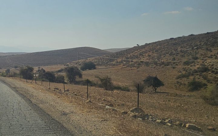 مستوطنون يسيّجون أراضي في الأغوار الشمالية