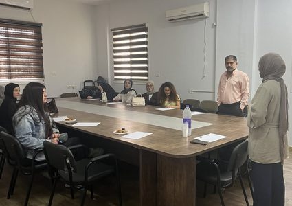 طلبة مساق "مدخل للقانون الاجتماعي والتشريعات الاجتماعية"يزورون مركز حماية الأسرة