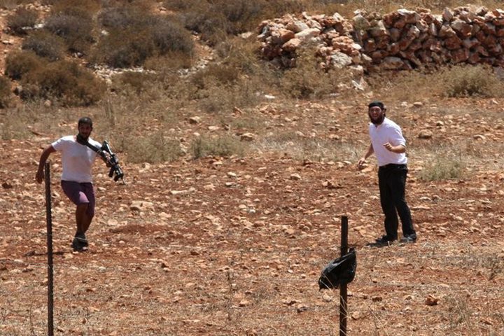 مستوطنون يسيّجون أراضي في الأغوار الشمالية