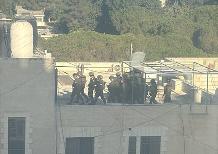 الاحتلال يواصل عدوانه على مخيم قلنديا: هدم محال تجارية ومداهمة عشرات المنازل