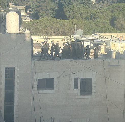 الاحتلال يواصل عدوانه على مخيم قلنديا: هدم محال تجارية ومداهمة عشرات المنازل
