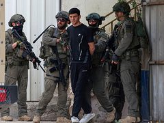 الاحتلال يعتقل 5 مواطنين من الخليل