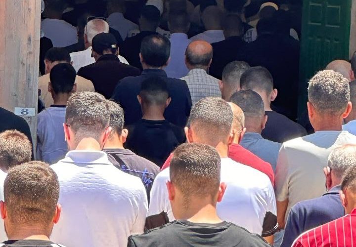 70 ألفا يؤدون صلاة الجمعة في المسجد الأقصى