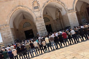 70 ألفا يؤدون صلاة الجمعة في المسجد الأقصى