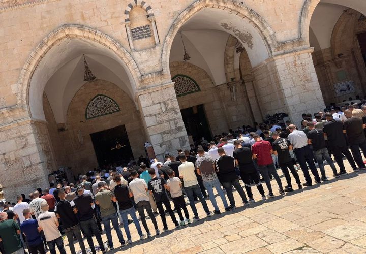 70 ألفا يؤدون صلاة الجمعة في المسجد الأقصى