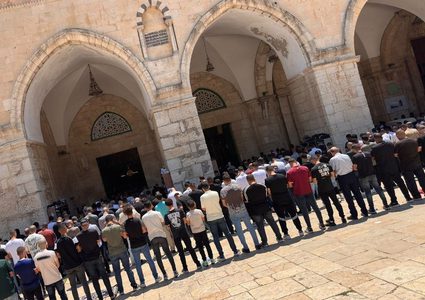 70 ألفا يؤدون صلاة الجمعة في المسجد الأقصى