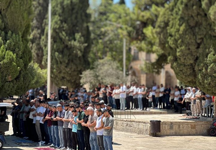 70 ألفا يؤدون صلاة الجمعة في المسجد الأقصى