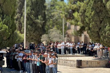 70 ألفا يؤدون صلاة الجمعة في المسجد الأقصى