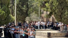 70 ألفا يؤدون صلاة الجمعة في المسجد الأقصى
