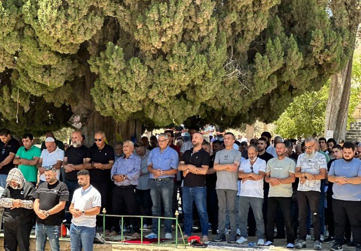 70 ألفا يؤدون صلاة الجمعة في المسجد الأقصى