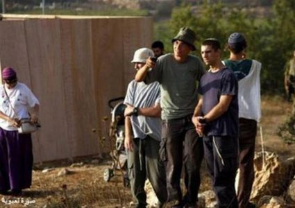 مستوطنون يهاجمون المواطنين قرب مسجد في إذنا وقوات الاحتلال تعتقل 7 مواطنين
