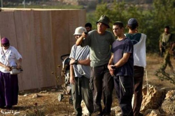 مستوطنون يهاجمون المواطنين قرب مسجد في إذنا وقوات الاحتلال تعتقل 7 مواطنين