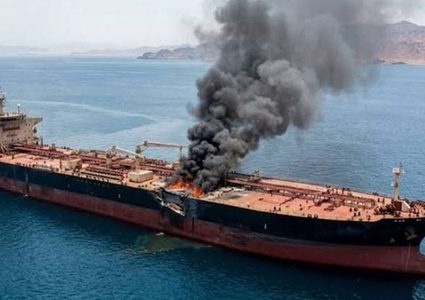 استهداف سفينة تابعة لـ"أدنوك" بصاروخ أثناء عبورها مضيق هرمز
