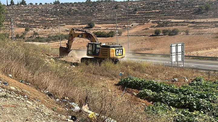 الاحتلال يواصل تجريف أراضٍ في سنجل شمال رام الله لصالح بؤرة استيطانية