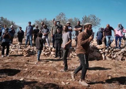 مستوطنون يقتحمون أراضي المواطنين في عدة مناطق شرق وشمال غرب رام الله