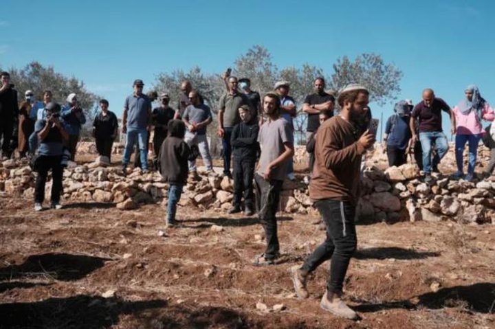 مستوطنون يقتحمون أراضي المواطنين في عدة مناطق شرق وشمال غرب رام الله