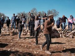 مستوطنون يقتحمون أراضي المواطنين في عدة مناطق شرق وشمال غرب رام الله