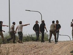 مستوطنون يهاجمون قرية المغير والاحتلال يعتقل شابين