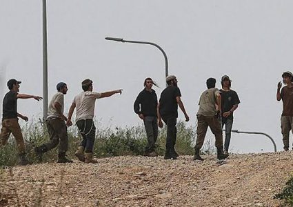 مستوطنون يهاجمون قرية المغير والاحتلال يعتقل شابين