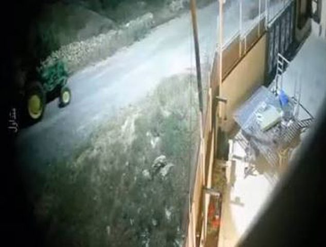 مستوطنون يسرقون جرارًا زراعيًا من بيت أمرين شمال نابلس