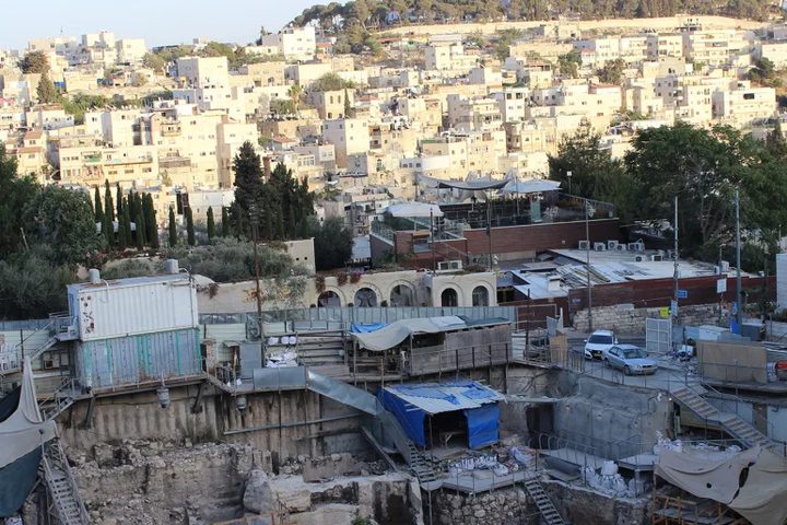 الاحتلال يخطر بهدم منازل في واد الحمص وصور باهر جنوب القدس