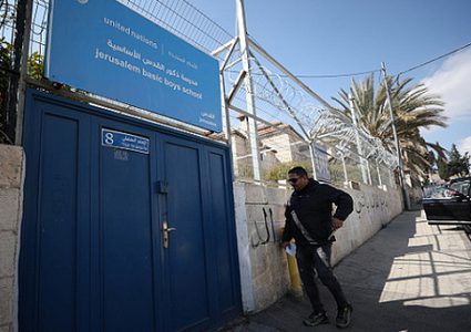 عضو الكنيست المتطرف سوكوت يقتحم مدرسة في مخيم شعفاط بالقدس المحتلة