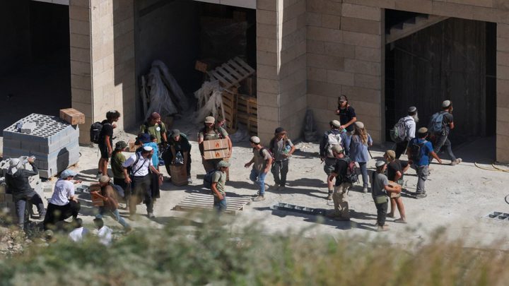 مستوطنون يواصلون حصار منزل في بلدة قصرة لليوم الثاني