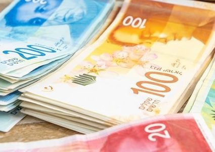 جيش الاحتلال يحذّر سكان غزة من تداول أوراق نقدية قديمة