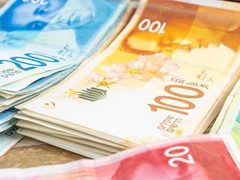 جيش الاحتلال يحذّر سكان غزة من تداول أوراق نقدية قديمة