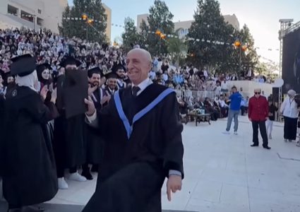 في مشهد لافت.. أستاذ بجامعة النجاح يشارك طلبته فرحة التخرج ويتصدر مواقع التواصل