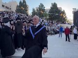 في مشهد لافت.. أستاذ بجامعة النجاح يشارك طلبته فرحة التخرج ويتصدر مواقع التواصل