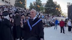 في مشهد لافت.. أستاذ بجامعة النجاح يشارك طلبته فرحة التخرج ويتصدر مواقع التواصل